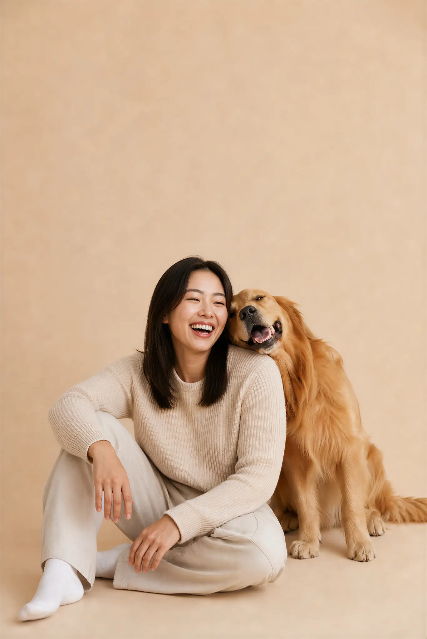 台北寵物攝影：笑著依偎的飼主與黃金獵犬棚拍肖像